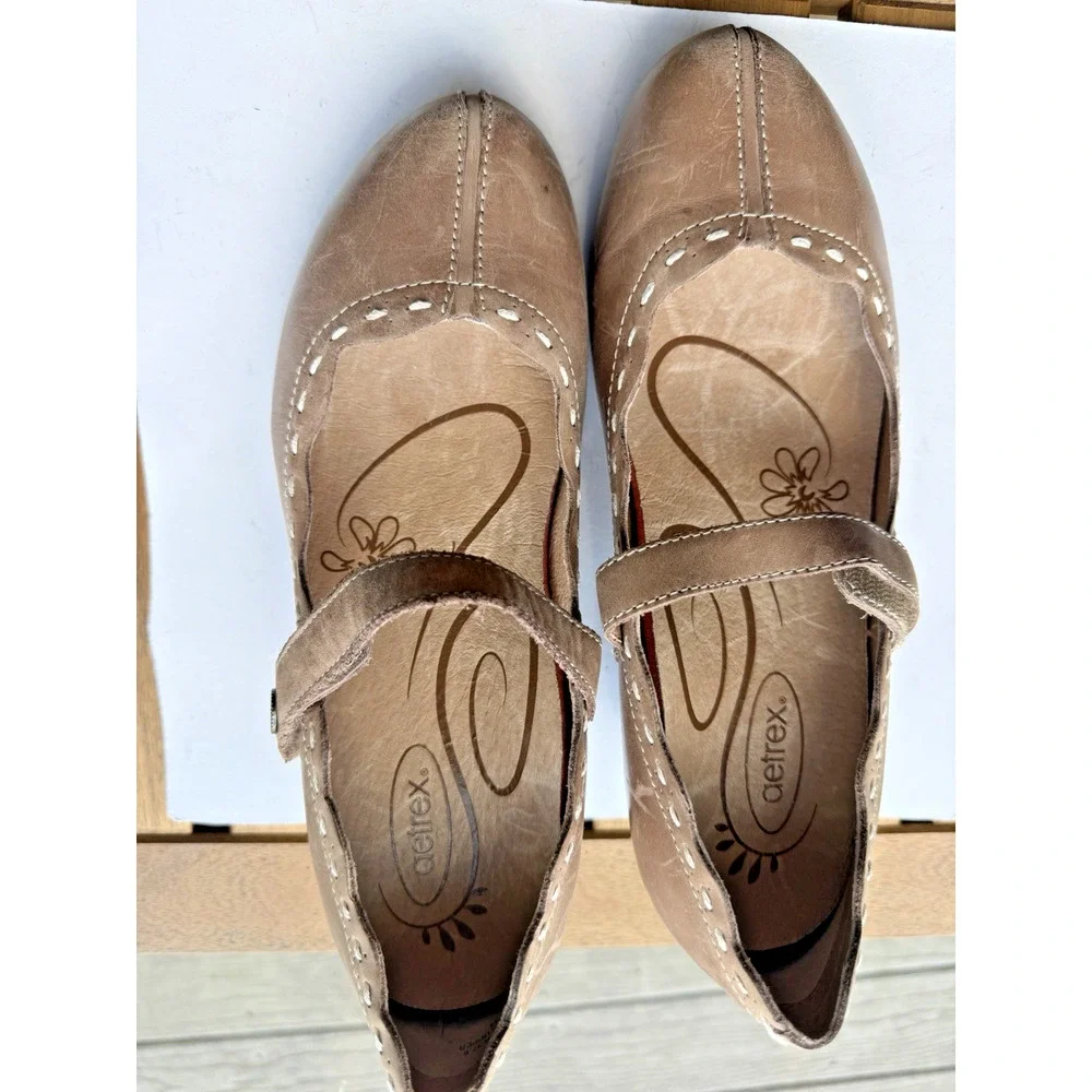 Aetrex Women's Comfortable orthotic arch support Mary Jane Shoes Beige Sz 6.5 W
